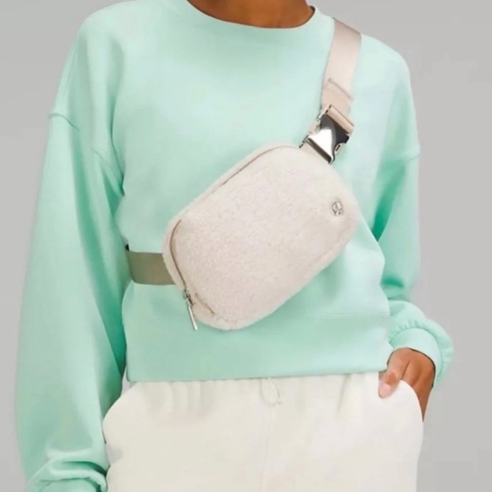 Lululemon Everywhere
Fleece Belt Bag Natural Ivory, NWT